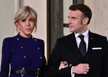 "Ça vient du ventre" : Emmanuel Macron se fait remonter les bretelles par Michel Sardou en plein dîner 17 "Ça vient du ventre" : Emmanuel Macron se fait remonter les bretelles par Michel Sardou en plein dîner « Ça vient du ventre » : Emmanuel Macron se fait remonter les bretelles par Michel Sardou en plein dîner