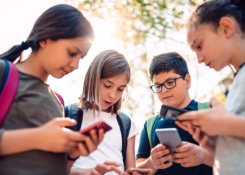 L&rsquo;interdiction des smartphones au collège généralisée à la rentrée 2025