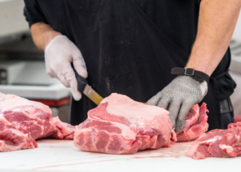 Ils nettoyaient de la viande avariée à l’eau de javel et changeaient les dates de péremption, au moins 231 kg saisis