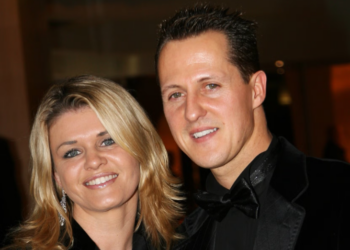 « Avec l’aide de sa femme, il a… » : Michael Schumacher sur la voie de la guérison ? Un geste de l’ancien pilote redonne de l’espoir