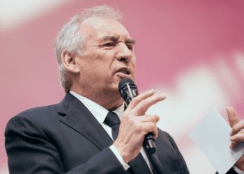 François Bayrou s&rsquo;en prend à Jean-Luc Mélenchon : “C’est pas votre race”