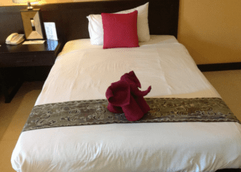 Pourquoi y a-t-il un tissu au bout du lit à l’hôtel ?