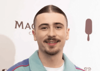 Pierre Garnier à 13 ans : cheveux courts et blonds, le chanteur méconnaissable sur une photo aux côtés d&rsquo;un célèbre animateur !