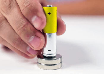 N’achetez plus jamais de piles ! Découvrez cette astuce maison géniale pour économiser