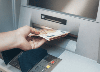 Retrait de liquide : bientôt interdit, sauf dans ces 3 banques, la vôtre en fait-elle partie ?