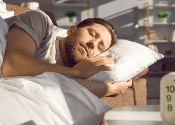 Voici ce que dormir sur le côté gauche fait pour notre cerveau, notre estomac et notre santé lymphatique