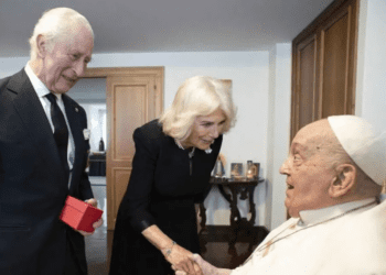 Décès du Pape François : Charles III pleure la « perte dévastatrice » du Saint-Père quelques jours après leur rencontre