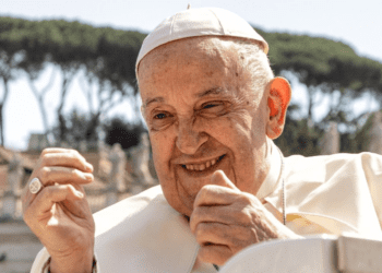 Décès du pape François : de videur de boîte de nuit au Vatican, tous ces métiers étonnants qui ont marqué son parcours