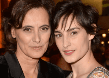 « Quelle est son utilité ? » : Nine d&rsquo;Urso vend un objet intriguant, la fille d&rsquo;Inès de la Fressange n&rsquo;apporte aucune explication