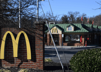 Il appelle la police pendant qu&rsquo;il se fait cambrioler, son interlocutrice le met en attente pour se…