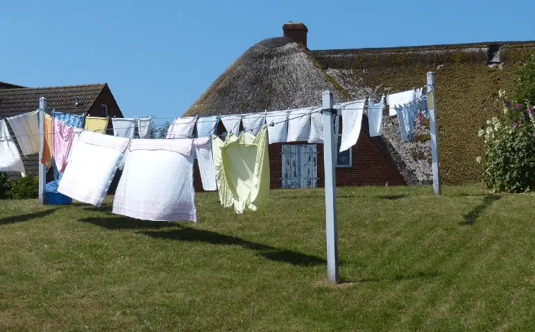 En hiver, faut-il faire sécher son linge dehors ou dedans ?