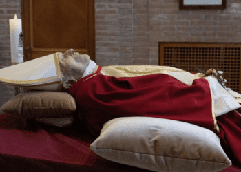 Décès du pape François : les drapeaux mis en berne en France samedi, jour des obsèques