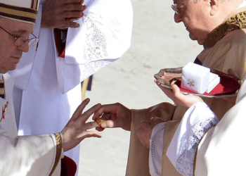 « L&rsquo;anneau du pêcheur »: pourquoi la chevalière du pape François va être détruite après sa disparition