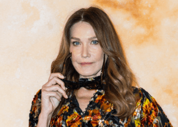Carla Bruni touchée par le cancer : ces très lourds traitements qu’elle continue de prendre