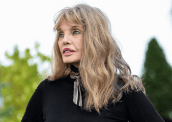 30 ans après sa collaboration avec Thierry Lhermitte, Arielle Dombasle balance : « Je ne voulais pas le faire »