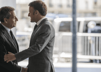 « Il mérite le respect » : Emmanuel Macron refuse de retirer la Légion d’honneur à Nicolas Sarkozy