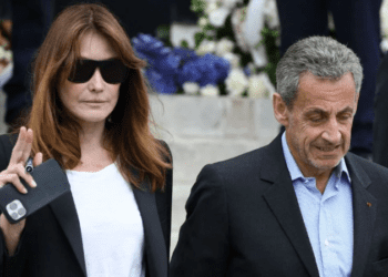 La maison de Nicolas Sarkozy et Carla Bruni ciblée par des militants écologistes, la vidéo fait le tour du web 15 La maison de Nicolas Sarkozy et Carla Bruni ciblée par des militants écologistes, la vidéo fait le tour du web La maison de Nicolas Sarkozy et Carla Bruni ciblée par des militants écologistes, la vidéo fait le tour du web