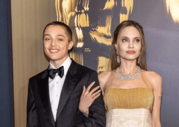 Angelina Jolie de sortie avec son fils Knox : à 16 ans, il la dépasse d’une tête et lui ressemble de plus en plus ! 6 Angelina Jolie de sortie avec son fils Knox : à 16 ans, il la dépasse d’une tête et lui ressemble de plus en plus ! Angelina Jolie de sortie avec son fils Knox : à 16 ans, il la dépasse d’une tête et lui ressemble de plus en plus !