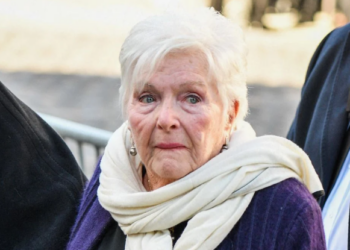 Line Renaud, 96 ans, évoque sans filtre sa fin de vie : "Je ne veux pas souffrir" 5 Line Renaud, 96 ans, évoque sans filtre sa fin de vie : "Je ne veux pas souffrir" Line Renaud, 96 ans, évoque sans filtre sa fin de vie : « Je ne veux pas souffrir »