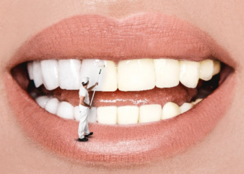 Blanchissez vos dents en seulement 1 minute avec cette astuce maison toute simple