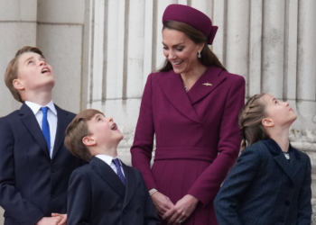 Prince Louis fait le pitre au balcon de Buckingham : ce qu’il fallait vraiment lire sur ses lèvres 13 Prince Louis fait le pitre au balcon de Buckingham : ce qu’il fallait vraiment lire sur ses lèvres Prince Louis fait le pitre au balcon de Buckingham : ce qu’il fallait vraiment lire sur ses lèvres