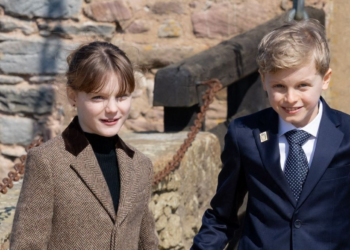 "Pas naturel du tout" : pourquoi la dernière photo de Jacques et Gabriella, jumeaux d'Albert II et Charlène de Monaco, a provoqué un tollé ? 7 "Pas naturel du tout" : pourquoi la dernière photo de Jacques et Gabriella, jumeaux d'Albert II et Charlène de Monaco, a provoqué un tollé ? « Pas naturel du tout » : pourquoi la dernière photo de Jacques et Gabriella, jumeaux d’Albert II et Charlène de Monaco, a provoqué un tollé ?