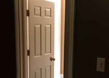 Je suis rentrée tôt à la maison et j’ai trouvé ma fille et mon mari derrière une porte fermée – Ce qu’ils m’ont révélé m’a choquée