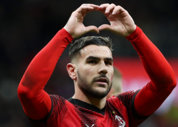 À 26 ans, Theo Hernandez surpris en pleine turl*tte avant un match : « Il y avait un mec derrière…