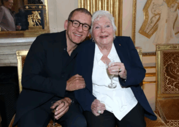 "Le jour venu, je partirai tranquille" : Les larmes bouleversantes de Line Renaud en fauteuil roulant face à Rachida Dati 2 "Le jour venu, je partirai tranquille" : Les larmes bouleversantes de Line Renaud en fauteuil roulant face à Rachida Dati « Le jour venu, je partirai tranquille » : Les larmes bouleversantes de Line Renaud en fauteuil roulant face à Rachida Dati