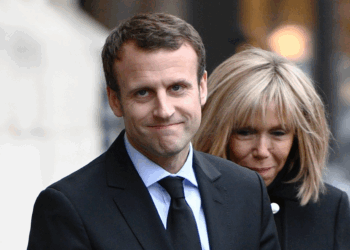 Emmanuel Macron homose*uel ? Son présumé amant balance : "J’aurais préféré que…" 17 Emmanuel Macron homose*uel ? Son présumé amant balance : "J’aurais préféré que…" Emmanuel Macron homose*uel ? Son présumé amant balance : « J’aurais préféré que… »