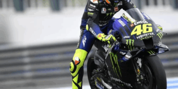 Pourquoi les motards tendent-ils leur jambe quand on les laisse passer ?