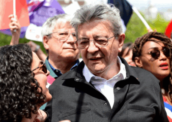 Jean-Luc Mélenchon brutalement honnête sur son rapport aux femmes : "Je ne sais pas comment m’y prendre" 4 Jean-Luc Mélenchon brutalement honnête sur son rapport aux femmes : "Je ne sais pas comment m’y prendre" Jean-Luc Mélenchon brutalement honnête sur son rapport aux femmes : « Je ne sais pas comment m’y prendre »