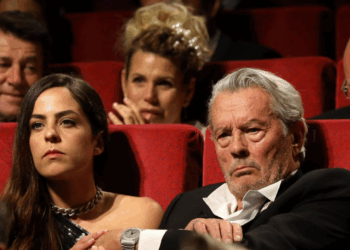 « Comme s&rsquo;il voulait couper tout lien de parenté » : Alain Delon aurait rédigé un second testament, sa fille Anouchka concernée