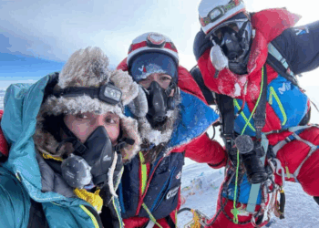« On l’a fait, papa » : elle atteint le sommet de l’Everest pour y disperser ses cendres