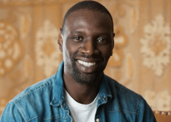 Avant d’assister à un défilé de mode, Omar Sy visé par des accusations d’outrage et de menaces envers des agents SNCF