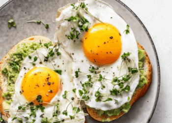 Il mange 24 œufs par jour pendant un mois : voici le résultat de ce régime sur le cholestérol