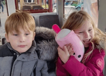 Jeffrey, 10 ans, et Emma, 8 ans, retrouvés décédé dans une voiture immergée, après avoir été enlevés par leur père 16 Jeffrey, 10 ans, et Emma, 8 ans, retrouvés décédé dans une voiture immergée, après avoir été enlevés par leur père Jeffrey, 10 ans, et Emma, 8 ans, retrouvés décédé dans une voiture immergée, après avoir été enlevés par leur père