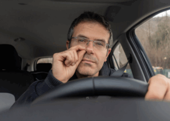 Que signifie quand une personne se cure le nez en public ? 10 Que signifie quand une personne se cure le nez en public ? Que signifie quand une personne se cure le nez en public ?