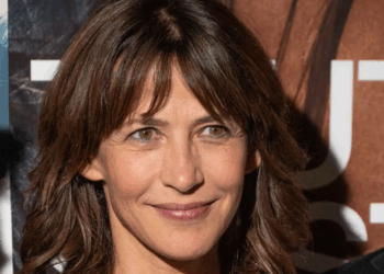 Furax, Sophie Marceau recadre Julien Clerc à cause d’une chanson : “C’est mon corps”