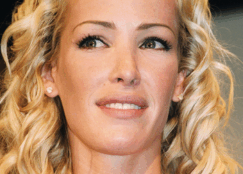 "Je ne me regarde plus" : défigùrée lors d’un cambriolage, Ophélie Winter se livre sur sa nouvelle apparence (ZAPTV) 17 "Je ne me regarde plus" : défigùrée lors d’un cambriolage, Ophélie Winter se livre sur sa nouvelle apparence (ZAPTV) « Je ne me regarde plus » : défigùrée lors d’un cambriolage, Ophélie Winter se livre sur sa nouvelle apparence (ZAPTV)