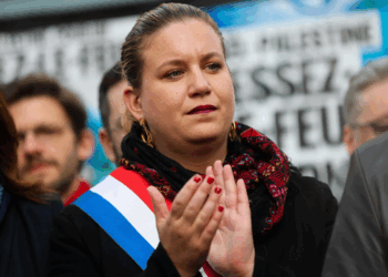 Mathilde Panot compare le port du voile islamique par les petites filles aux baptêmes d’enfants «à un âge où ils ne sont pas capables de consentir» 14 Mathilde Panot compare le port du voile islamique par les petites filles aux baptêmes d’enfants «à un âge où ils ne sont pas capables de consentir» Mathilde Panot compare le port du voile islamique par les petites filles aux baptêmes d’enfants «à un âge où ils ne sont pas capables de consentir»