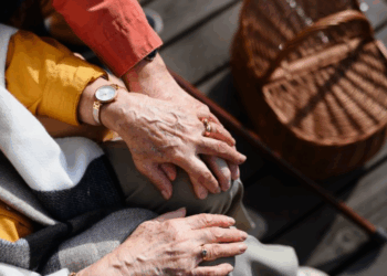 « On nous fait mourir avec cette histoire » : des parents octogénaires expulsés de leur maison par leur fille unique