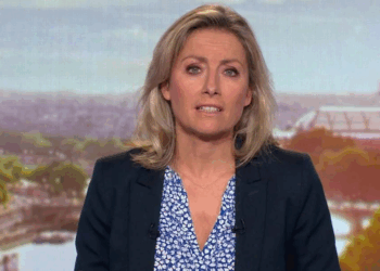 « Voilà, c’est fini »: Anne-Sophie Lapix chante à plusieurs reprises pour l’un de ses derniers JT