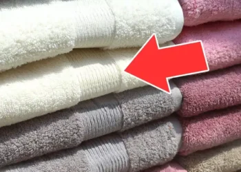 Le secret inattendu des bandes sur vos serviettes de bain