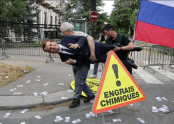 La statue de cire d’Emmanuel Macron volée au musée Grévin à Paris et déposée devant l’ambassade de Russie