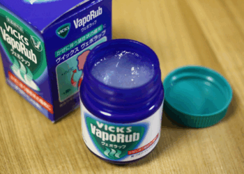 4 avantages de mettre du Vick Vaporub sur vos pieds avant de vous coucher