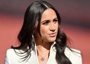 "Je dois vous interrompre... " : Meghan Markle humiliée par une célèbre actrice devant des milliers de personnes, cette remarque effrontée qui a fait mouche ! 2 "Je dois vous interrompre... " : Meghan Markle humiliée par une célèbre actrice devant des milliers de personnes, cette remarque effrontée qui a fait mouche ! « Je dois vous interrompre… » : Meghan Markle humiliée par une célèbre actrice devant des milliers de personnes, cette remarque effrontée qui a fait mouche !