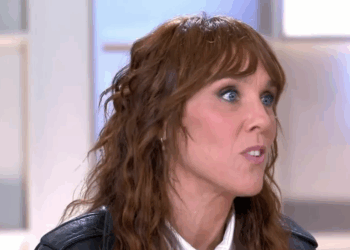 Zaz assure voir des fantômes sur le plateau de C à vous : Anne-Élisabeth Lemoine stupéfaite !