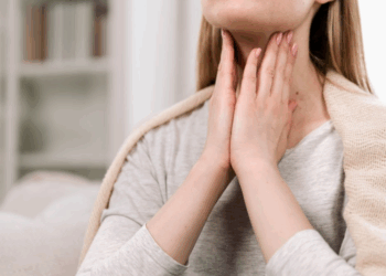 À 39 ans, elle découvre qu’elle souffre d’un cancer de la thyroïde, elle regrette d’avoir ignoré ce signe anodin