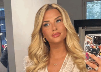 Kelly Vedovelli en couple ? Elle s’affiche (très) proche d’un inconnu mais le mystère est total 13 Kelly Vedovelli en couple ? Elle s’affiche (très) proche d’un inconnu mais le mystère est total Kelly Vedovelli en couple ? Elle s’affiche (très) proche d’un inconnu mais le mystère est total